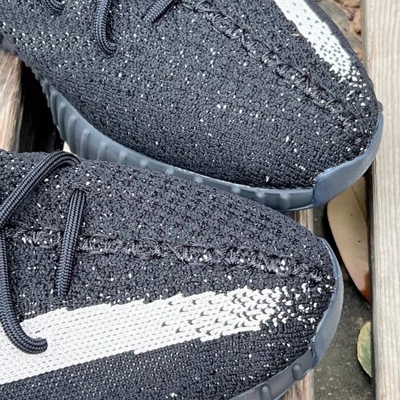 Yeezy 350 v2 - Picture 6 of 6